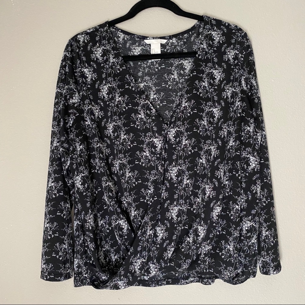 H&M Black and White V-Neck Front Faux Wrap Top size Large